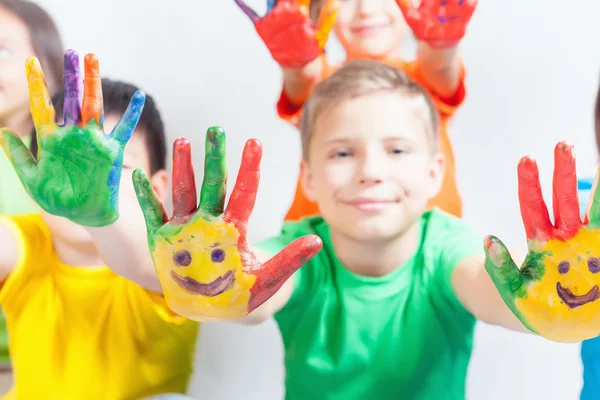 Des enfants heureux avec des mains peintes. Journée internationale de l'enfance — Photo