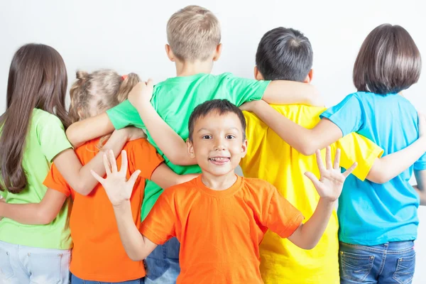 Grupo de niños amistosos como un equipo juntos — Foto de Stock