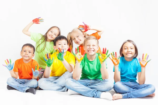 Enfants heureux avec les mains peintes souriant — Photo