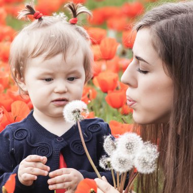 Bir balon haşhaş sahasında açık tutarak komik çocuk