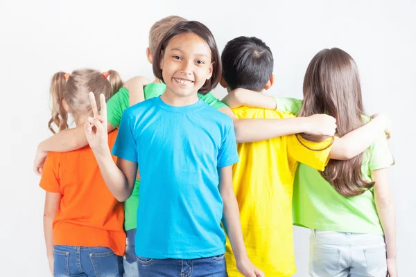 Grupo de crianças amigáveis como uma equipe juntos — Fotografia de Stock