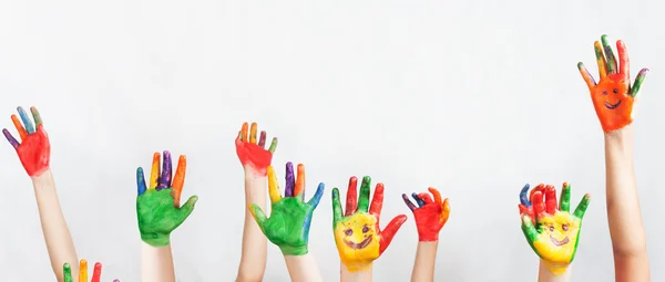 Viele aufgemalte Hände, Kindertag — Stockfoto