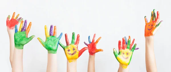 Veel geschilderde handen opgevoed, kinder dag — Stockfoto