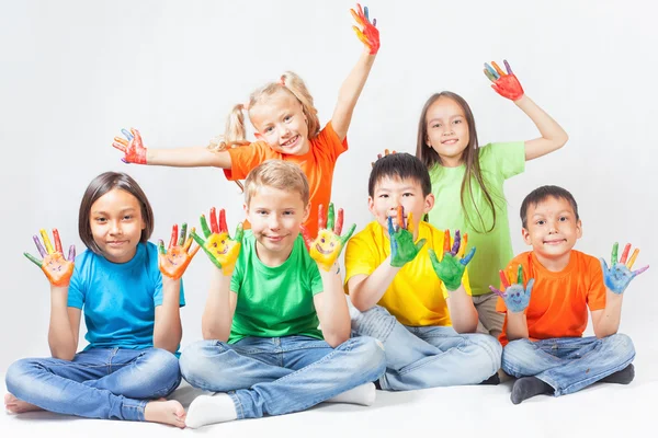 Enfants heureux avec les mains peintes souriant — Photo