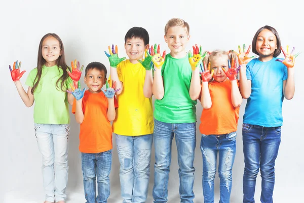 Glada barn med målade händer leende — Stockfoto