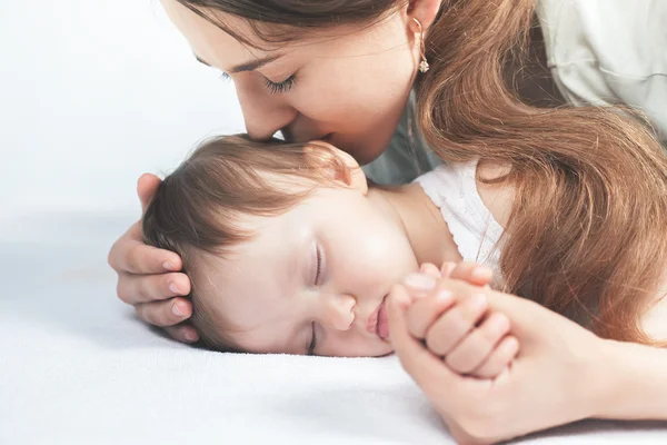 A mãe a beijar um bebé. Conceito de cuidado — Fotografia de Stock