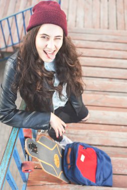 Serin ve komik hipster Kaykaycı Kız Açık duran kaykay ile