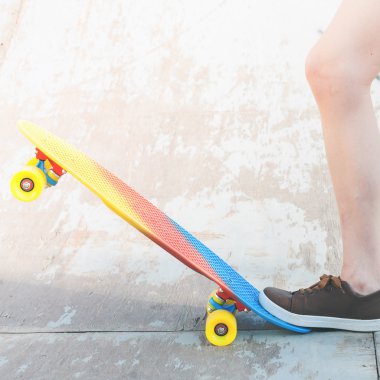 Yakın çekim kaykaycı kız kaykay skatepark açık ile