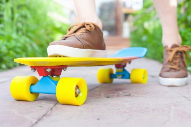 Yakın çekim kaykaycı kaykay açık sürme. Skatebord City, sokak