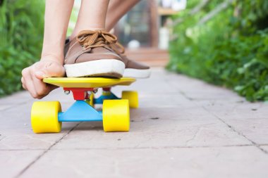 Yakın çekim kaykaycı kaykay açık sürme. Skatebord City, sokak