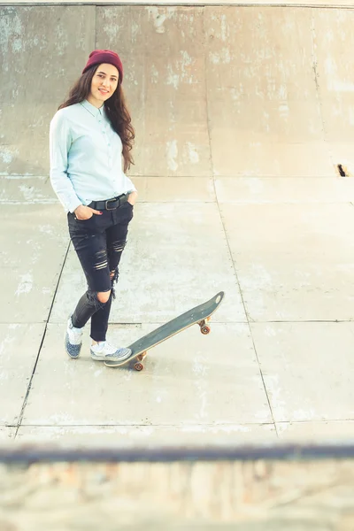 Impressionante ragazza skateboarder con skateboard all'aperto allo skatepark — Foto Stock