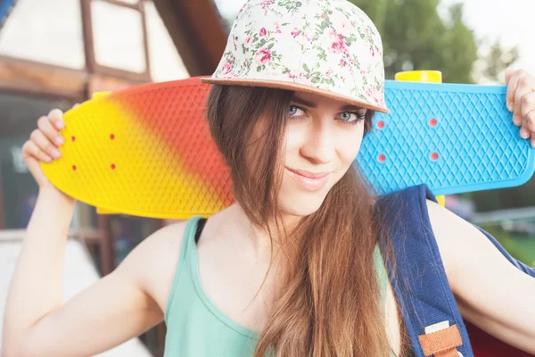 Moda skateboarder mujer joven con un monopatín. Aventura, viaje de verano . — Foto de Stock
