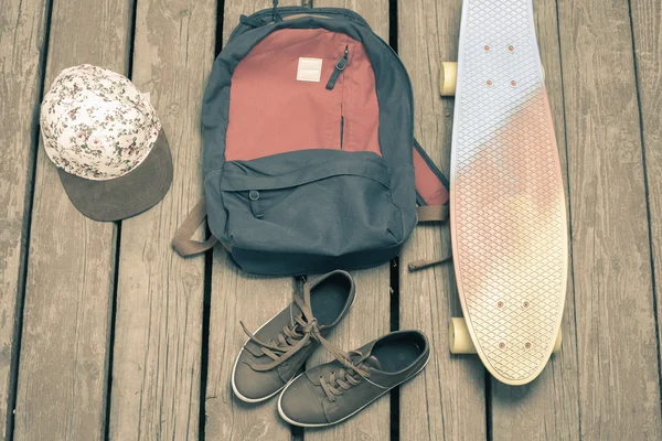 Cose per lo skateboard su uno sfondo di legno — Foto Stock