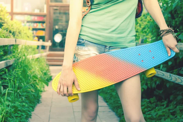 Fata skateboarder cu skateboard în aer liber la skatepark — Fotografie, imagine de stoc