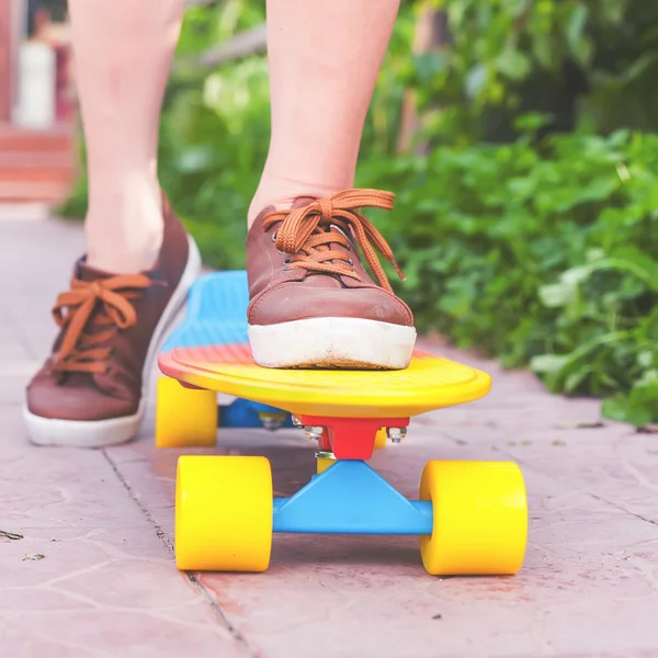 Close-up skateboarder riding by skateboard outdoor. Skatebord at city, street — Stock Photo, Image