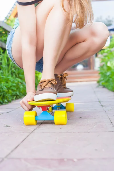 Nahaufnahme Skateboarder fahren mit dem Skateboard im Freien. Skatebord in der Stadt, Straße — Stockfoto