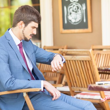 Yakışıklı adam zaman bakarak