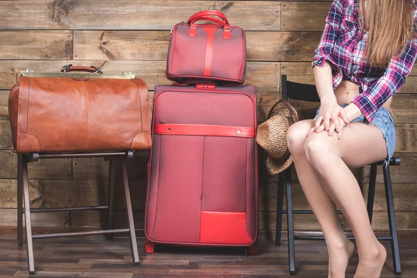 Jeune femme déjà emballé ses affaires, vêtements aux bagages, valise — Photo