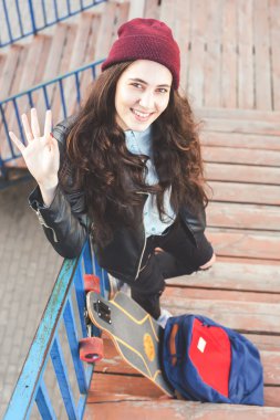 Hipster Kaykaycı Kız Açık duran kaykay ile