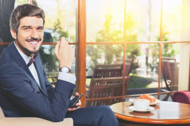 Yakışıklı erkeğin bir Fransız kahvaltı Cafe restaurant vardır.