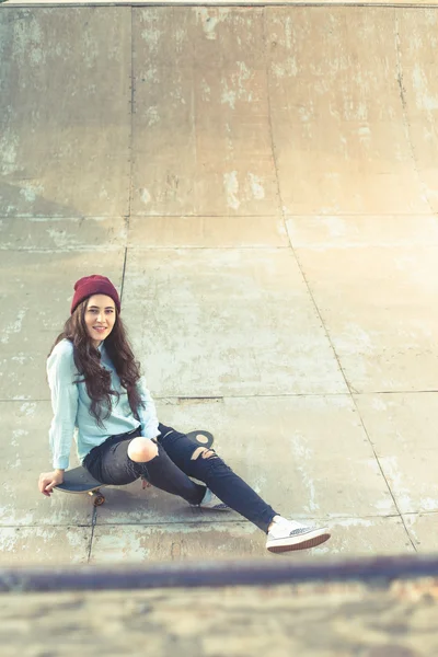 Hipster-Skateboarderin mit Skateboard im Skatepark — Stockfoto