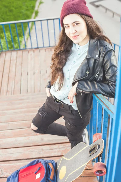 Hipster skateboarder chica con monopatín de pie al aire libre — Foto de Stock