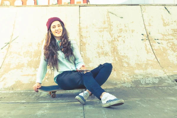 Hipster-Skateboarderin mit Skateboard im Skatepark — Stockfoto