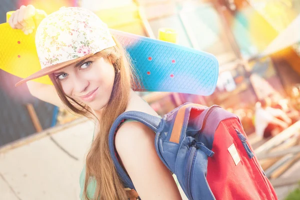 Fashion skateboarder giovane donna con uno skateboard. Avventura, viaggio estivo . — Foto Stock