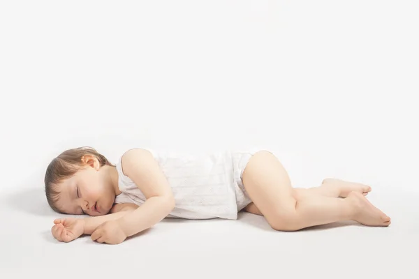 Enfant doux dormant sur un lit blanc — Photo