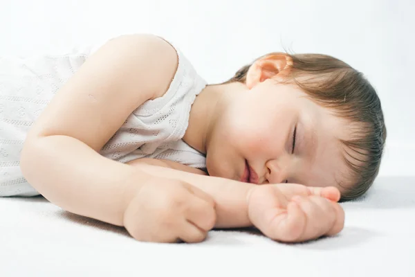 Bayi yang baru lahir tidur manis di tempat tidur putih — Stok Foto