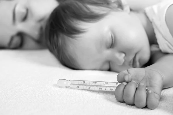 Child has a high temperature or fever, using a thermometer — Stock Photo, Image