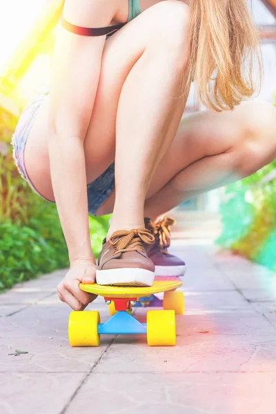 Primer plano skateboarder montar en monopatín al aire libre. Skatebord en la ciudad, calle — Foto de Stock