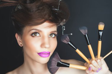 Tatlı kadın Güzellik Salonu. Moda makyaj, süslü saç modeli