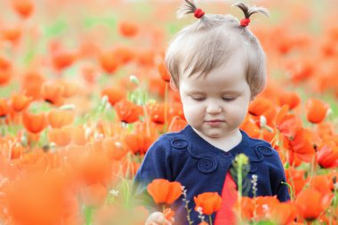 Bir balon haşhaş sahasında açık tutarak komik çocuk