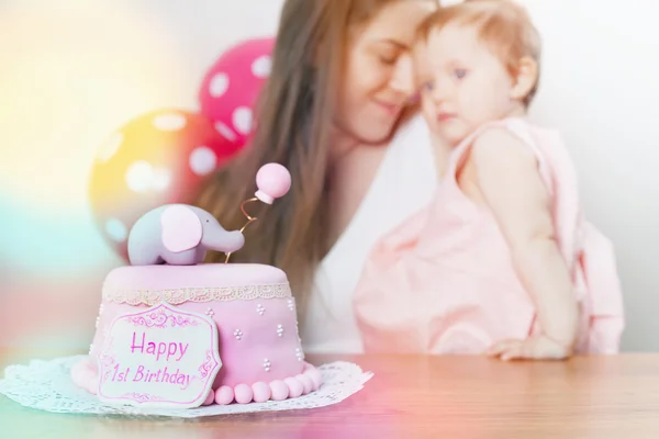 Mutter mit süßem Baby feiert ersten Geburtstag. Kuchen. — Stockfoto