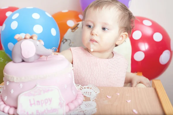 Niedliches Baby feiert ersten Geburtstag und isst Kuchen. — Stockfoto