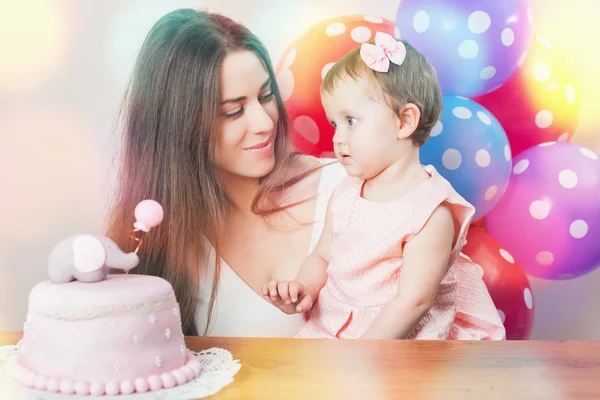 Mutter mit süßem Baby feiert ersten Geburtstag. Kuchen. — Stockfoto