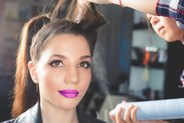 Modefrisur. Make-up. Friseursalon — Stockfoto