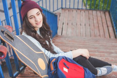 Hipster Kaykaycı Kız Açık duran kaykay ile