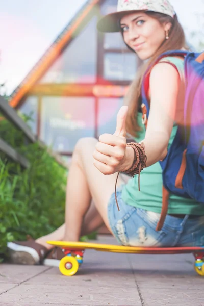 Moda skateboarder mujer joven con un monopatín. Aventura, viaje de verano . — Foto de Stock
