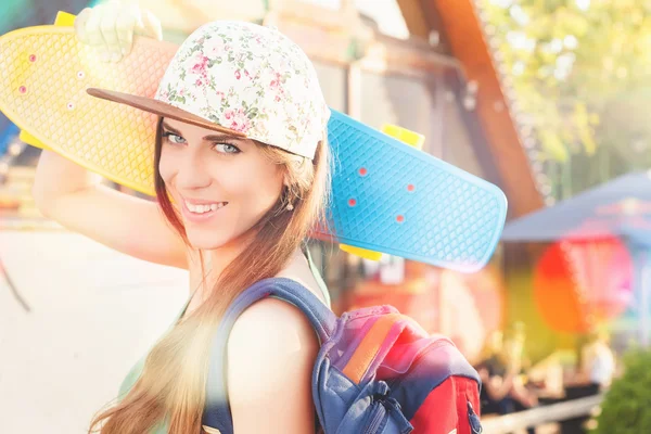 Mode skateboarder jonge vrouw met een skateboard. Avontuur, zomer reis. — Stockfoto
