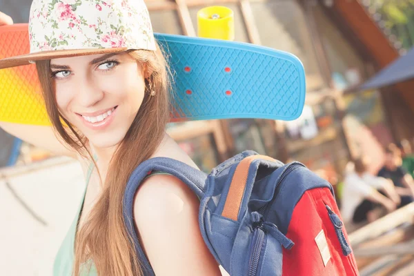 Moda skateboarder mujer joven con un monopatín. Aventura, viaje de verano . — Foto de Stock