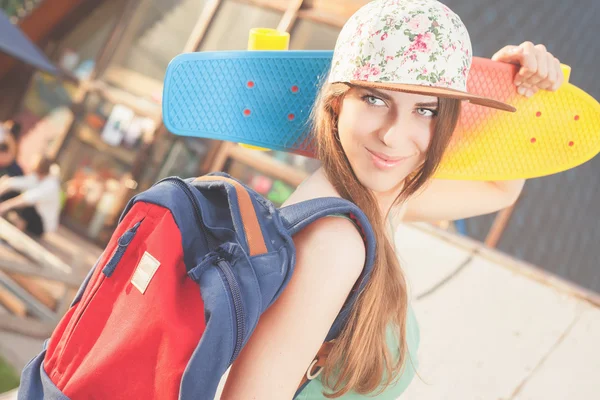 Fashion skateboarder giovane donna con uno skateboard — Foto Stock