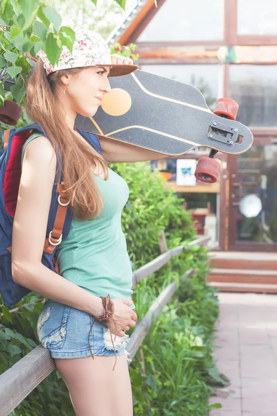 ファッションとスケート ボードのスケートボーダーの若い女性。夏の旅行の冒険. — ストック写真