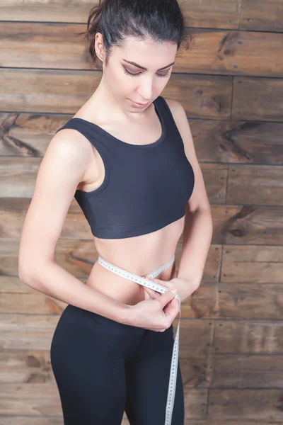 Muchacha atractiva medir la cintura, cintas centímetros —  Fotos de Stock