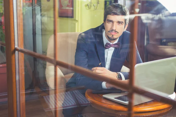 Young businesman working at cafe, using laptop — Stock Photo, Image