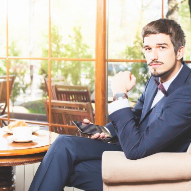 Yakışıklı erkeğin bir Fransız kahvaltı Cafe restaurant vardır.