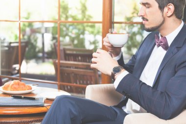 Günaydın! Yakın çekim yakışıklı erkek bardak kahve