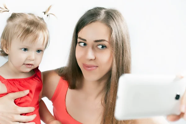 Divertido bebé y madre hacen selfie en el teléfono móvil —  Fotos de Stock