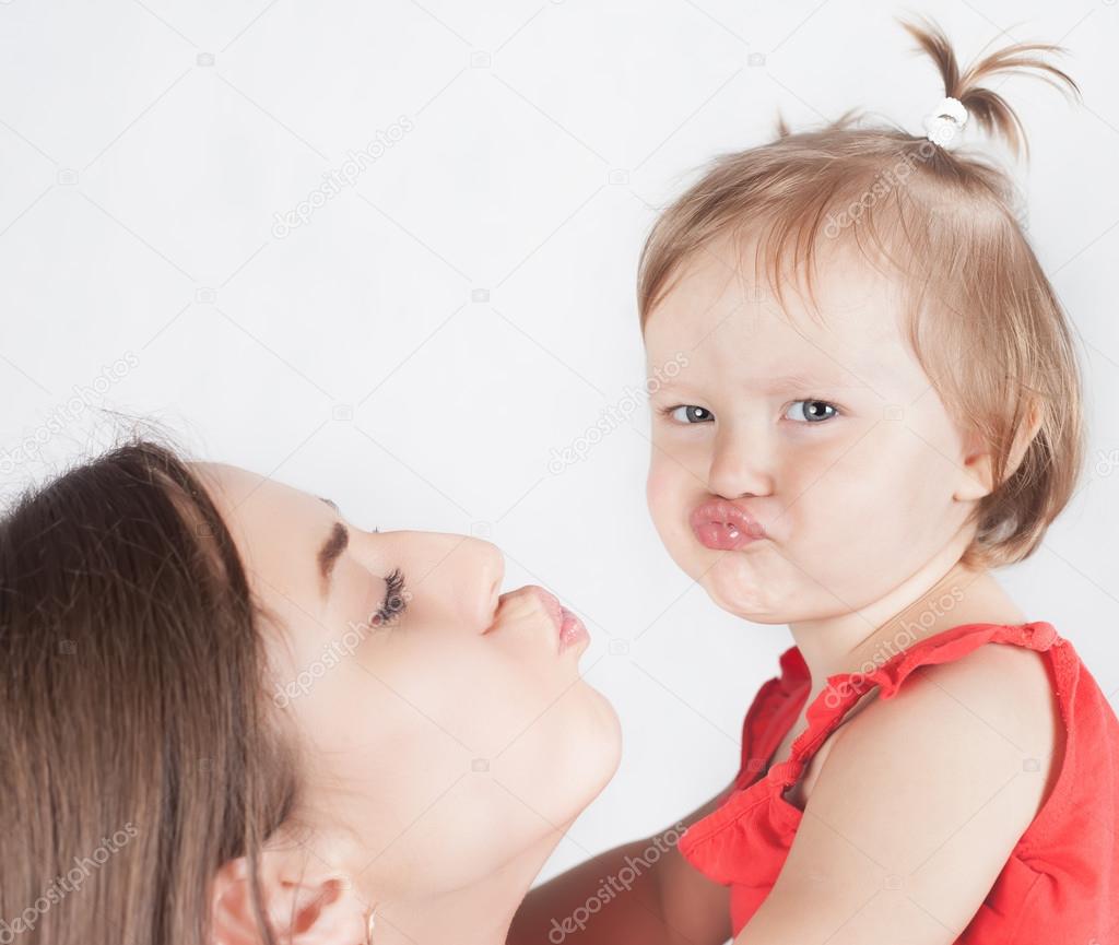 Gros Plan Drole Bebe Fille Et Sa Mere Sur Fond Blanc Image Libre De Droit Par Petunyia C